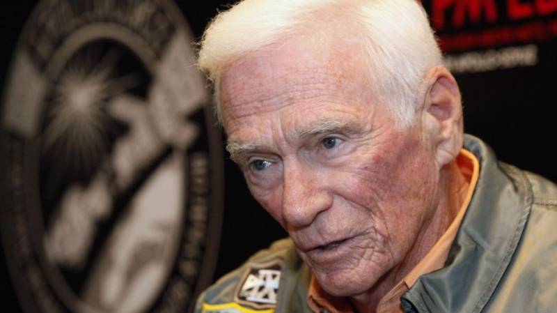 He died last astronaut to walk on the moon
