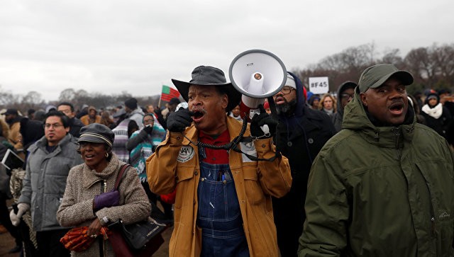 In Washington, protesters break Windows of the shops