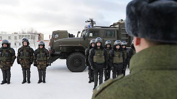 Росгвардия loszuwerden, schwéier Baumaschinen op der Basis vun Tank