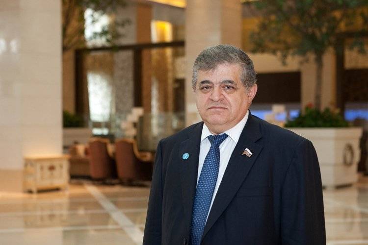 Russe le sénateur a répondu lituanienne député à l'appel de 
