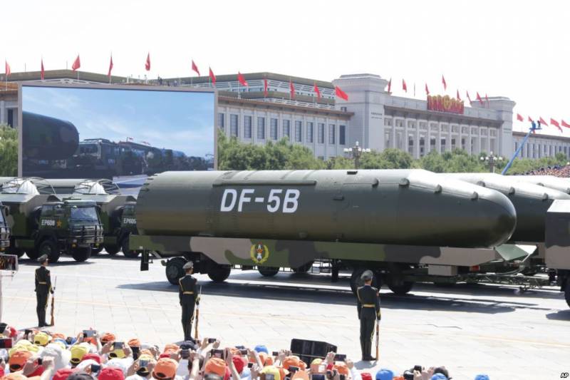 A China erlieft eng Rakéit, déi Sprengköpfe droen 10