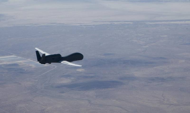 Amerikansk type UAV RQ-4 Global re-seende over Ukraina