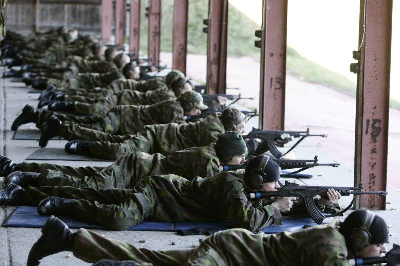 D ' finnesch Arméi klëmmt op 50 dausend Mënsche