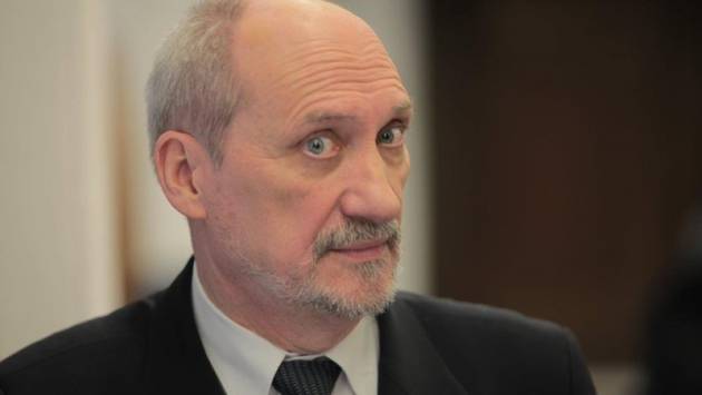 Macierewicz: Hjælp mig, NATO, hjernen er ret dårlig...