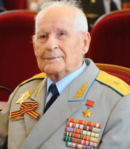 Legendariske pilot bombefly Gugino fyldte 100 år gamle