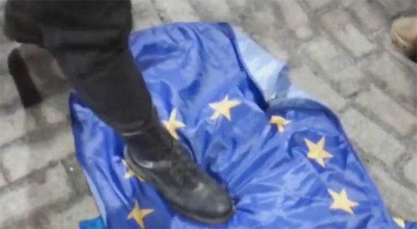 I Kiev rive og tråkke flaggene til EU