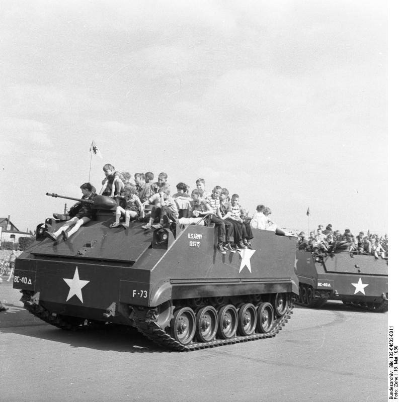 Un véhicule blindé de transport M59 (états-UNIS)