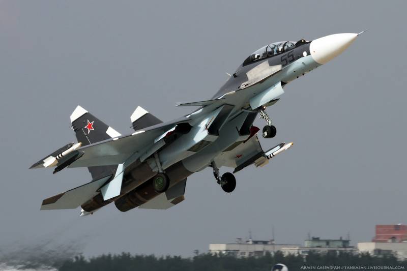 D ' Schwarzmeerflotte gouf mat Geschwader su-30SM