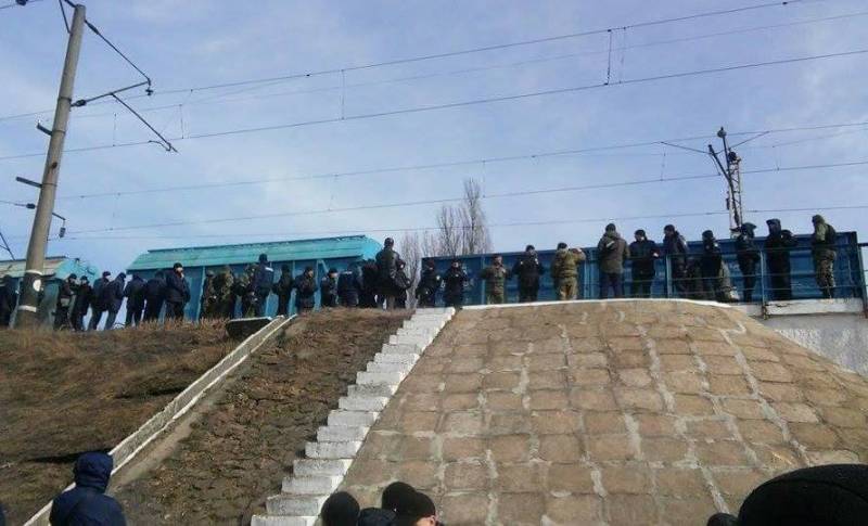 Los radicales ucranianos en una granja de la estación de tren de camino a Конотопе