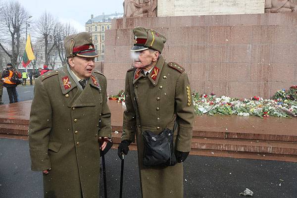 Marsz pod nazistowskimi sztandarami w Rydze