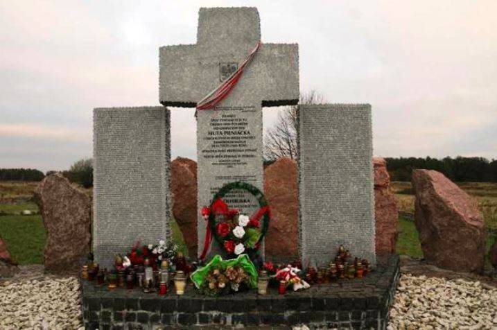Am Gebitt vun Lvov nees geschändet Monument fir d ' Polen gouf vun den Nazie