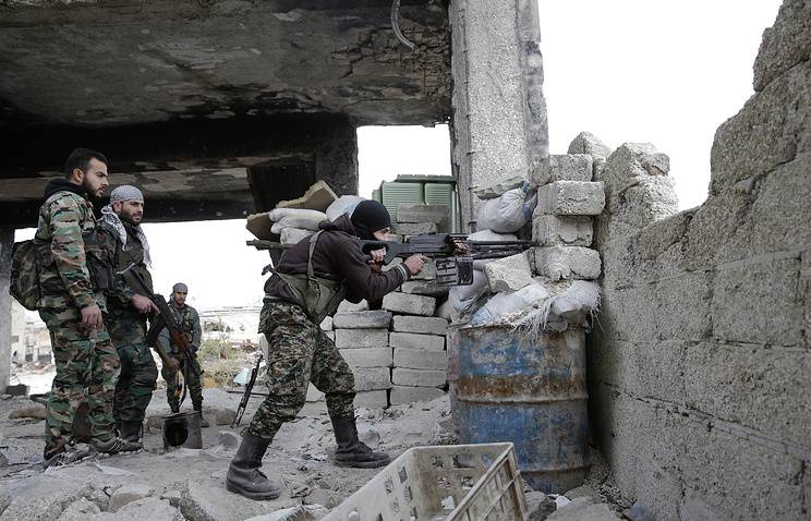A Syrien chalmette Ugrëff op Deir haaptsäit-Zor. Am Irak Truppe rückten déif zu Mosul