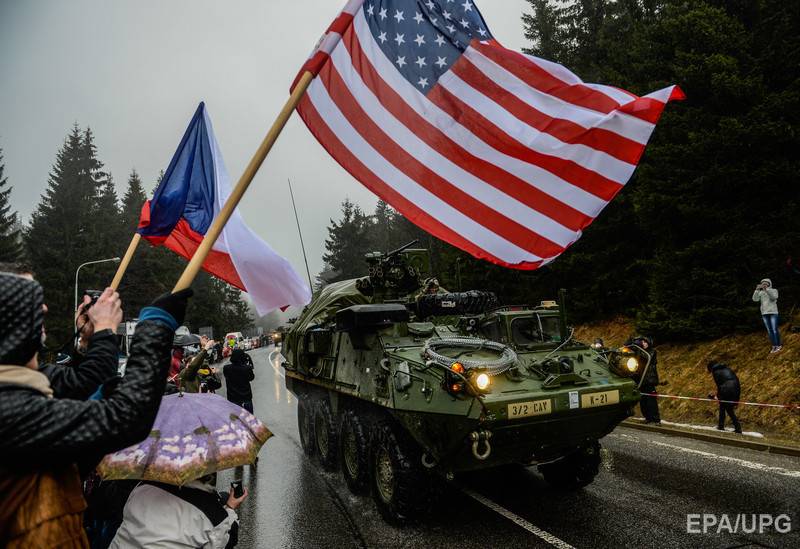 À la fin de la semaine en Pologne arrivent les colonnes avec des soldats américains