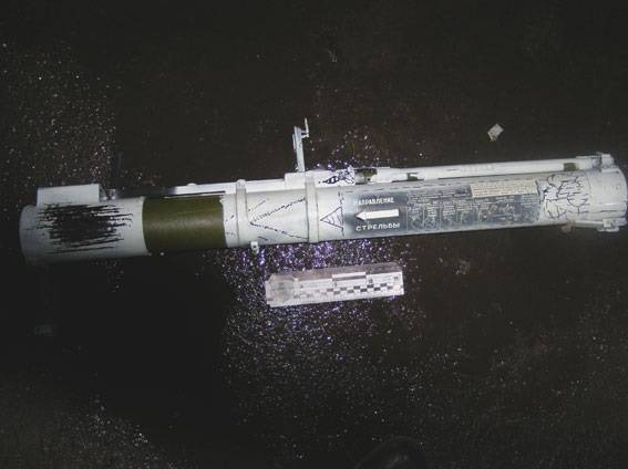 Dans Exactement sur le bâtiment de la police a tiré des grenades