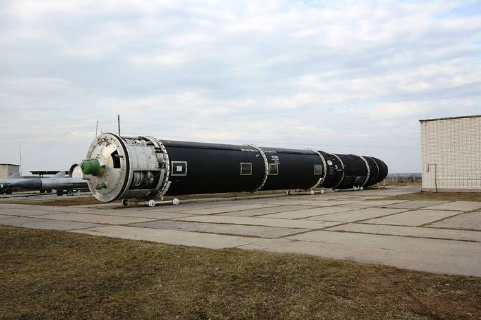 Throwing test missile 