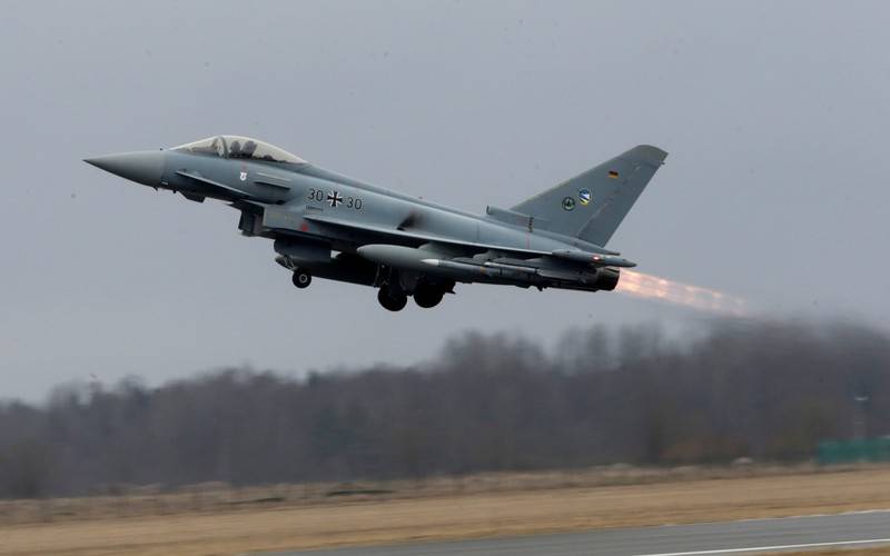 Kampffligeren vun der NATO féieren maillot jaune an den Himmel onofhängégkeet vun estland