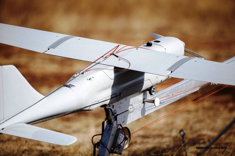 Dans la composition de la MARINE apparaissent les étagères des drones