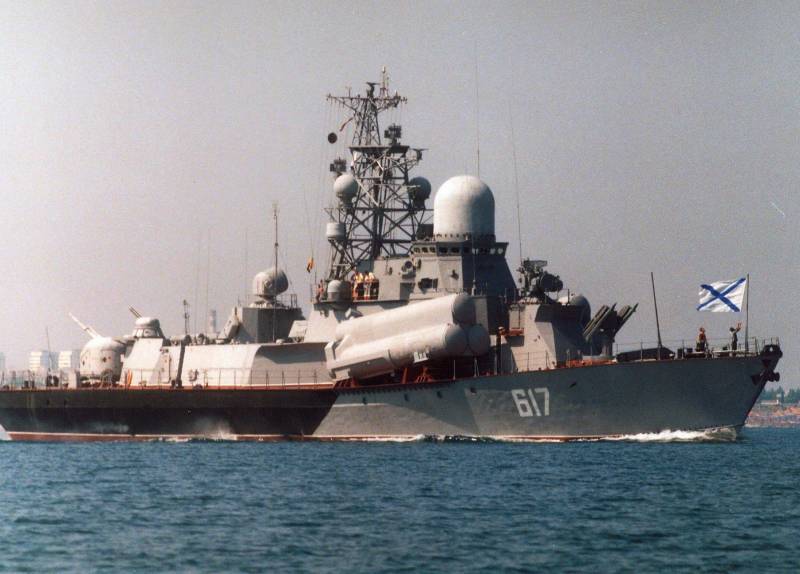Les navires BSF effectuent des tirs de roquettes et d'artillerie de tir