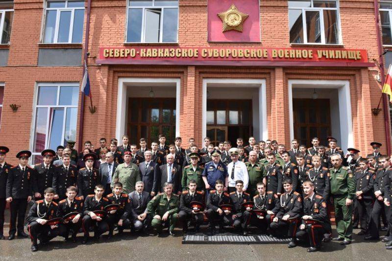 Norte-Caucásico суворовское la escuela adopta los atributos de Орджоникидзевского superior общевойскового de mando de la escuela