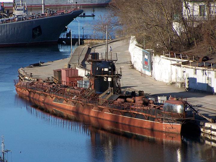 Restant dans la Crimée ukrainienne navires sont pris en charge à flot comme des «matériels de guerre»