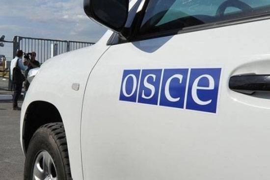 La partie ukrainienne utilise des voitures avec des symboles de l'OSCE dans le Donbass