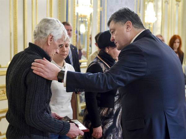 Туыстары қаза тапқан украин әскери қайтарады президентіне марапат