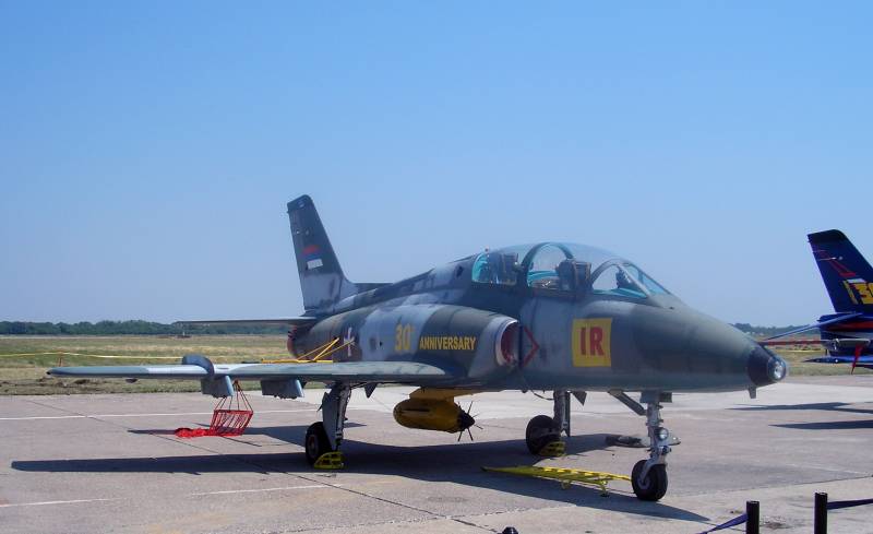 Zwee Piloten bei engem Stuerz-Schulflugzeug vum VS Serbien