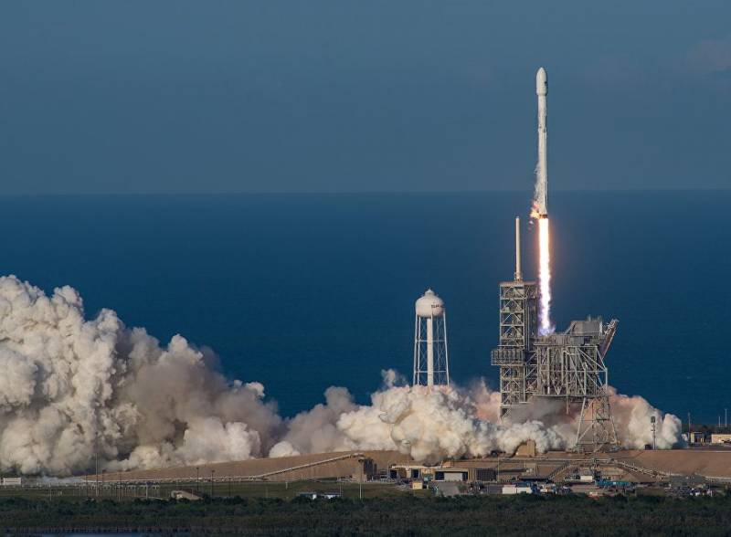 La force aérienne des états-UNIS peuvent recourir aux services d'un SpaceX pour économiser de l'argent lors de lancements de satellites