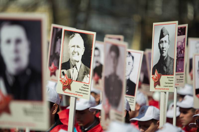 Kiev came out to the parade. Putin is to blame!