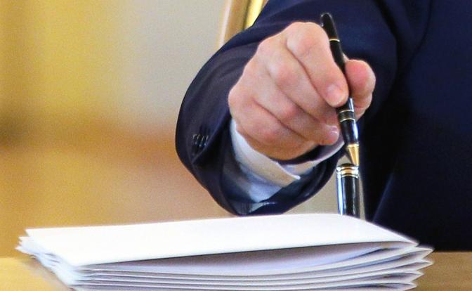 D ' Eescht fir Russland — Si verfolgenden Beamten