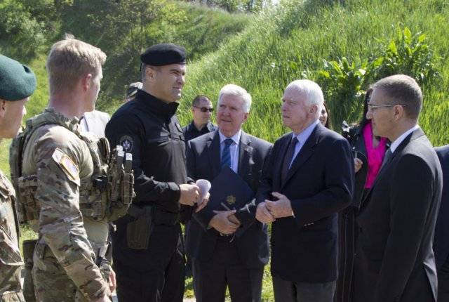 De AMERIKANSKE militære og Slovenia, den serbiske jagerfly er utdannet ved politikammeret