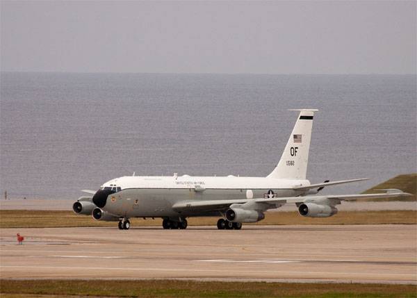 Su-30 vun der Loftwaff China verwirklichten abfangen vun der amerikanescher WC-135 Constant Phoenix