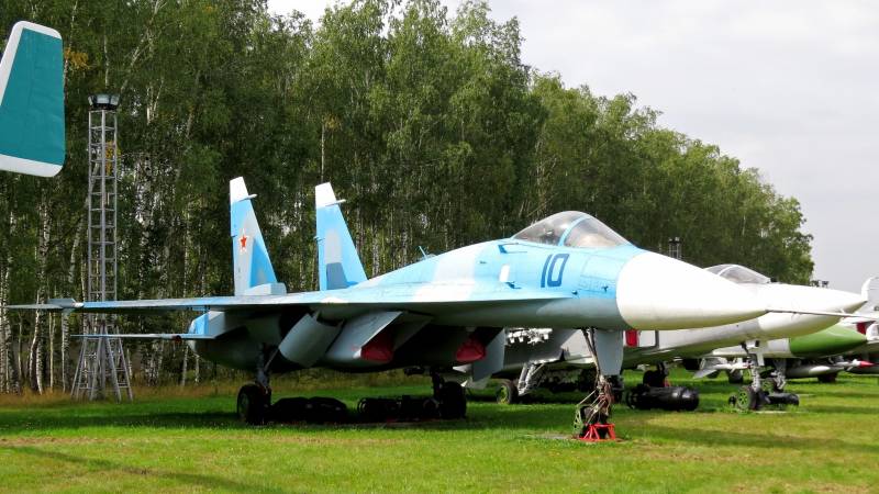 Virun 40 Joer an den Himmel hinaufgestiegen Prototyp vun der Mehrzweck-Kampfjet su-27