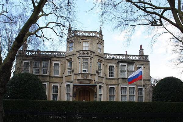 Den russiske og den Israelske ambassader i Storbritannia, voktet av soldatene i den Britiske hæren