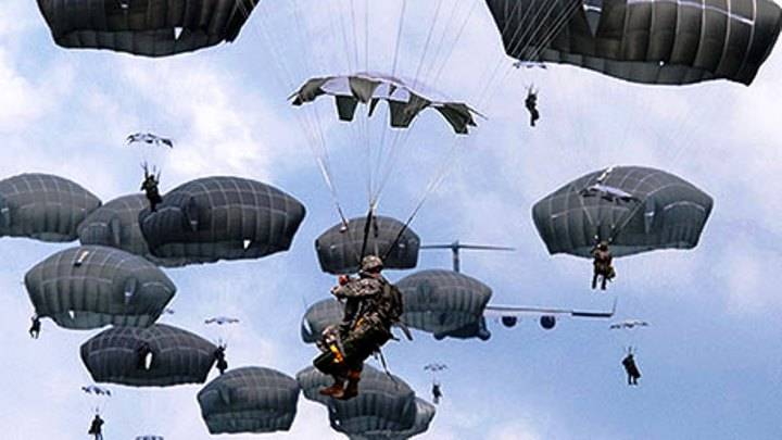 Lors d'une démonstration de saut de parachutiste de la MARINE des états-UNIS n'est pas ouvert le parachute