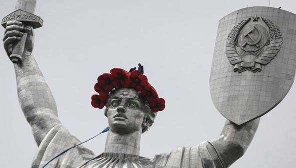 Мінкульт Украіны тлумачыць радыкалам, чаму не дэкамунізаваная скульптура 