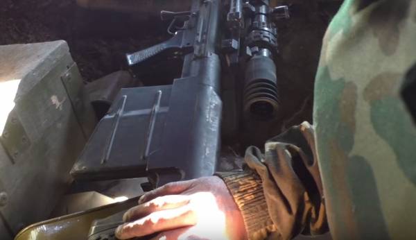 Terrible снайперское arma brilló en las cajas de блиндажа en ДНР