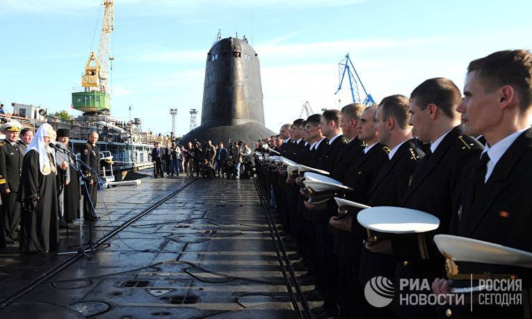 La mayor nuclear submarino en el mundo va en el golfo de finlandia como un elefante en una посудную el banco