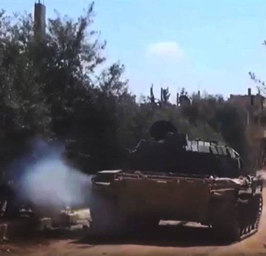 Syrienne T-55 avec la CLE de Contact 