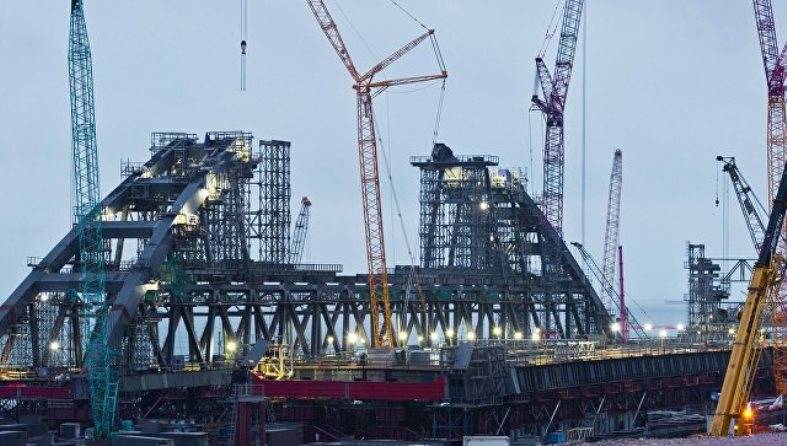 Forces de sécurité ont doctrine sur le chantier du pont de Crimée