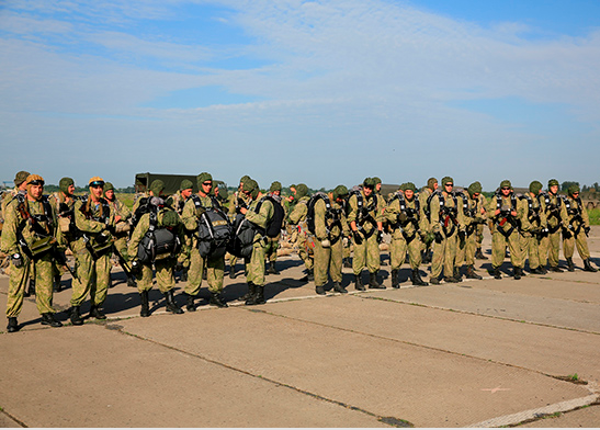 Recruits of special troops of the southern military district made its first jumps with the parachute system 