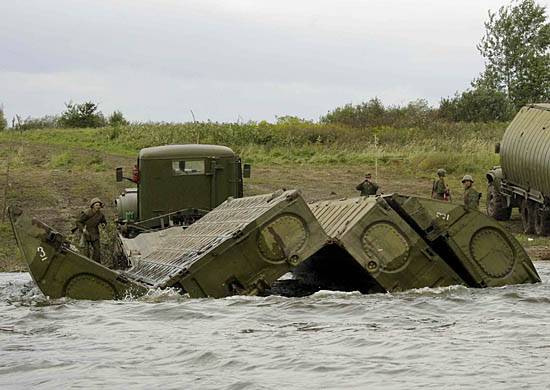 The pontoon Kantemir division, WMD, together with their Belarusian colleagues during the exercises, put the crossing on the Dnieper