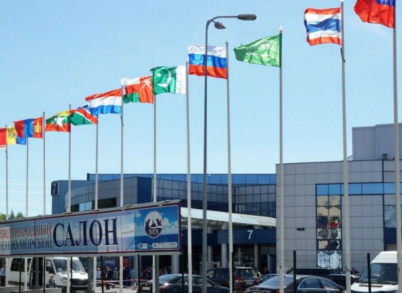 Ronn 50 auslännesche Gesellschaften matmaachen, am Marine-Salon zu St. Petersburg