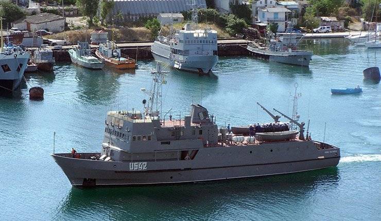 Українським морякам «на трьох дірявих коритах» порадили повернути собі честь