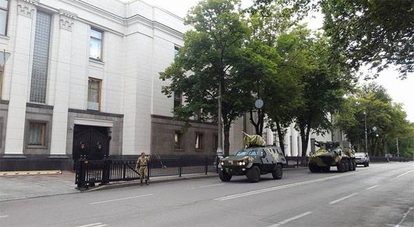 Неге әскери техниканы жіберді ғимаратына ВРУ в Киев?