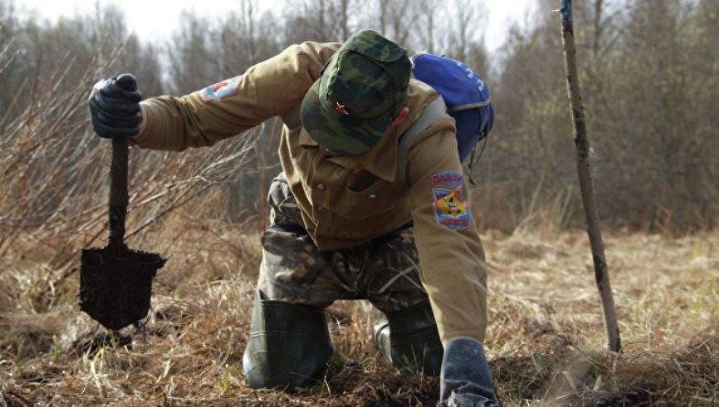 Russian students put in order burial places of the Soviet soldiers in Lithuania