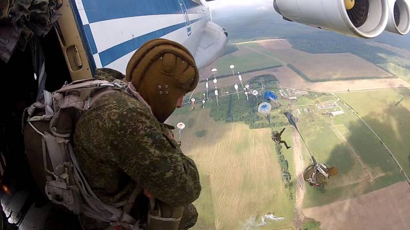 An der Léier op der westlecher Grenz vun der Russescher Federatioun agesat, ronn 2 dausend Fallschiermjeeër