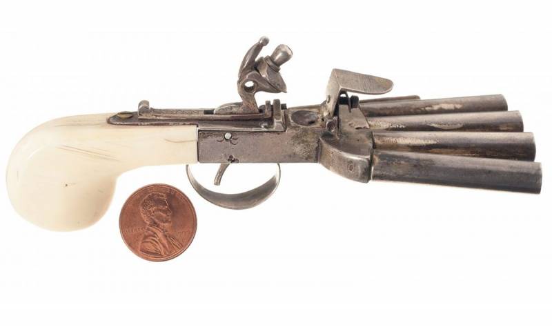 Ongewéinlech Muster vun der Waffen. Pistoul 