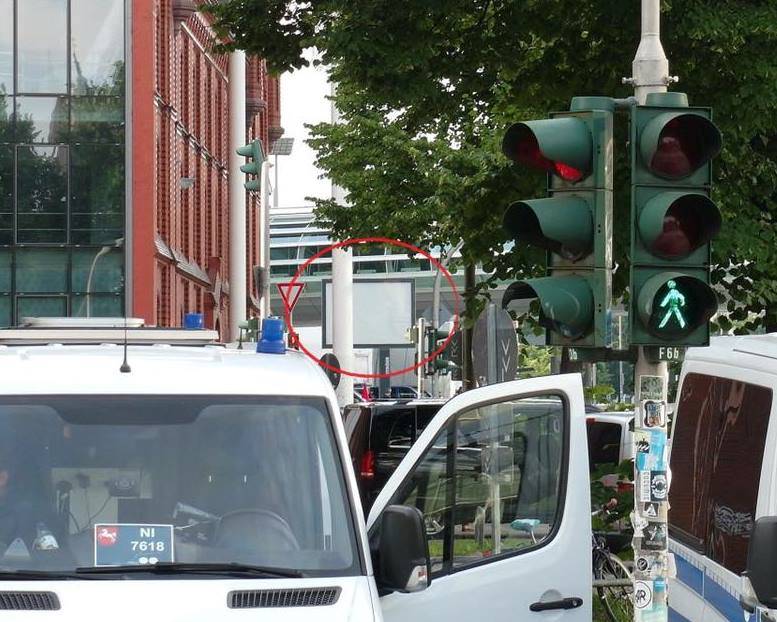 Zu Hamburg ewech rifft e Affiche mat Geleet vun VSU, 