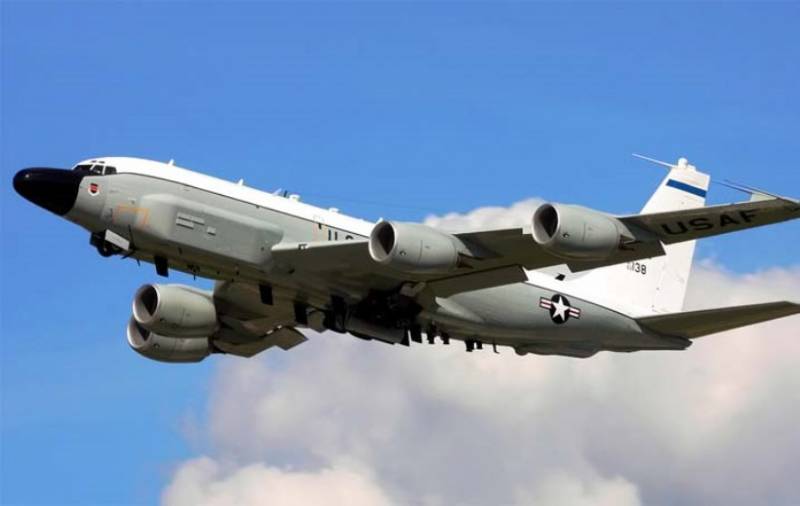 Un avion de l'OTAN dangereux d'amitié avec des passagers paquebot sur Балтикой